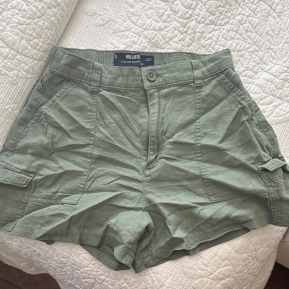 Hollister Women's Olive Cargo Shorts